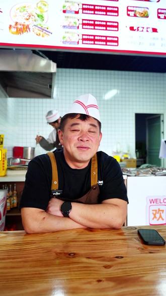 一口下去,面香夹杂着螃蟹味,根本吃不够! #临沂美食 #带馅面条 #王大龙带馅面条
