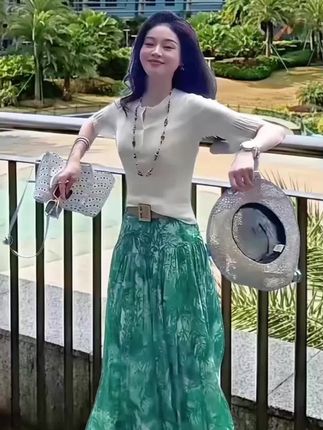 妈呀这个一整套好气质呀😍 新款韩版短袖T恤高腰碎花半身裙两件套。#气质女神穿搭 #好身材好气质 #高贵优雅 #生活服务热点中心 #夏季穿搭一整套