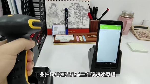 工业扫码枪扫描条码二维码识读原理 工业扫码枪扫一下,条码二维码信息就出来了。它到底是怎么看懂的?今天30秒给你讲透原理。
激光扫描:发射激光束扫过条码,黑条吸光、白条反光,反射回来的光信号转换成电信号,再译码成数字。优点是识读距离远,适合仓库远距离扫码。
二维码是矩阵式的,信息密度高,激光扫不了,必须用影像技术。
摄像头拍到二维码图像后,先灰度化、二值化,把图像变成纯黑白。然后找三个角的定位图案——就是那个"回"字形方块,确定二维码的位置和方向。最后按"Z"字形读取数据,纠错解码,输出内容。即使二维码有点破损,也能靠纠错机制读出来。
只扫一维码、距离远,选激光;要扫二维码、扫屏幕码、角度灵活,选影像式。
原理懂了,选型不踩坑。点赞收藏,下次采购用得上。