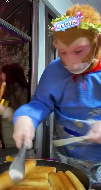 @王铁柱(雪饼猴🐒) @铁柱脱口秀
猴哥的烤肠店生意兴隆啊🎉🎉🎉给猴哥也忙乎够呛,一边卖烤肠,一边合影呢🤭
#雪饼猴王铁柱 #长春文旅推荐官王铁柱 #录屏直播分享