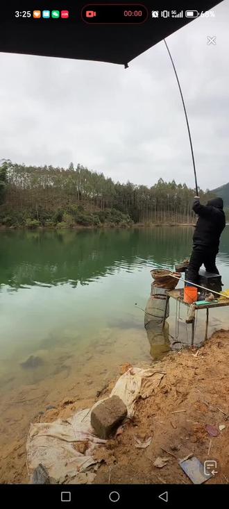 六谷大钓场挑战5℃气温钓鱼,但鱼情好也丝毫不影响胖哥狂拉爆护!