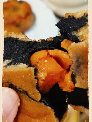 绝了,这谁能拒绝里面是一整颗蛋黄的黑豆沙月饼啊!#软糯香甜 #蛋黄月饼 #黑豆沙蛋黄月饼 #黑豆沙月饼 #广式蛋黄月饼