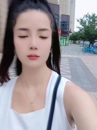 姐妹们看我的包包,别看它小 里面可能放东西了,每次出门背它就是正确的选择。#斜挎包 #出门必备
