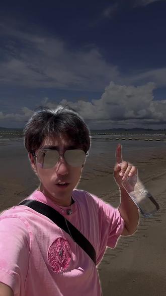 芭提雅的海景太难捏人心了 蓝天蓝得不像话,海风一吹,快乐自动上线
不用思考不用赶路,只管晒太阳吹海风看大海
这才是年轻人该有的度假打开方式~
#真实生活分享计划 #泰国旅游 #泰国生活 #泰国
