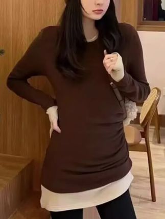 爱穿瑜伽裤的女生,冬天一定要试一下搭配这款t恤,它长度做的非常的友好,上身完美,是遮挡你尴尬,是也能遮挡你臀部,而且做的真正意义的假两件,这样上身是既有慵懒感又有随性。