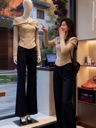 这款上衣是极具法式风情的针织单品,采用温柔的米杏色调,质感细腻的坑条针织面料,既显高级又具舒适亲肤性。   设计上尤为精巧,一字肩的露肩造型搭配别致的扭结元素,巧妙露出优美肩颈线条,同时增添了几分浪漫甜美的气息。门襟处的金色纽扣排列整齐,不仅是实用的开合设计,更成为整体造型的点睛之笔,提升了轻奢感。   修身的剪裁能够很好地勾勒出女性的身材曲线,长袖款式兼顾了秋日的保暖需求,无论是搭配阔腿牛仔裤打造随性法式风,还是搭配半身裙演绎优雅女人味,都能轻松驾驭,是衣橱里兼具时尚与实穿性的宝藏单品。#通勤搭配 #高级穿搭 #高级感穿搭 #穿搭分享 #女神范