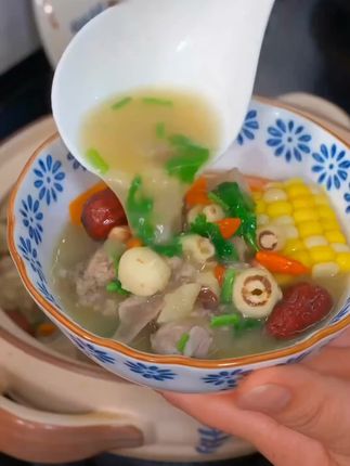 很多人都不知道三伏天一定要多喝这个四神汤,一周喝两三次,元气满满,老人小孩都非常的适合,汤鲜味美又营养,做法简单,你也快给家里人做一碗吧~~#排骨汤#妈呀太香了