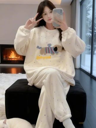 ❄️ 寒潮预警?这套珊瑚绒睡衣直接把“被窝自由”焊在身上!   软乎乎的奶杏色像裹着云朵,小狗印花+波点设计奶里奶气🐾 珊瑚绒面料暖到犯规,一摸就陷进去的那种!   窗外大雪纷飞,我窝在毛绒地毯上,脚边小白猫打着盹,壁炉火光暖烘烘——穿上它,连呼吸都是甜暖的慵懒感~   现在就想把自己摔进沙发,让这份软fufu的温暖承包整个冬天的宅家快乐!谁懂啊,这才是过冬的正确打开方式🥛#睡衣家居服 #来抖音商城双11领超级补贴 #珊瑚绒睡衣 #在家也要美美哒 #甜美穿搭
