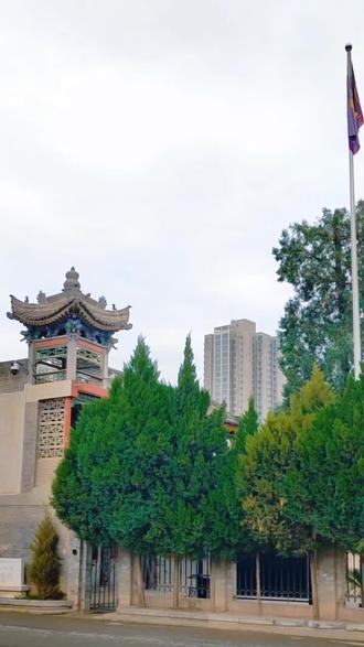 #万寿八仙宫,俗称“八仙庵”,位于西安东关长乐坊,是道教全真派十方丛林,是西安最大、最著名的道教宫观,也是西安市现存最完整的一座道观。
万寿八仙宫建于宋朝,原先是唐明皇兴庆宫的一部分,1900年,八国联军入侵北京,慈禧太后和光绪皇帝来西安避难时曾住八仙庵,赠银整修,并颁赐庙额“敕建万寿八仙宫”,万寿八仙宫因此得名。八仙宫现存殿堂建筑均保留明、清两代风貌 。其主要有遇仙桥、灵宫殿、八仙殿、斗姆殿、药王殿等景点。
据八仙宫碑石记载,宋朝时期经常在八仙宫地下听到雷鸣的声音,于是百姓建雷神庙来镇压它。后来有人在雷神庙看见八异人游宴于此,认为是“八仙”显化。于是建八仙庙祀之,称八仙庵。#万寿八仙宫#八仙过海