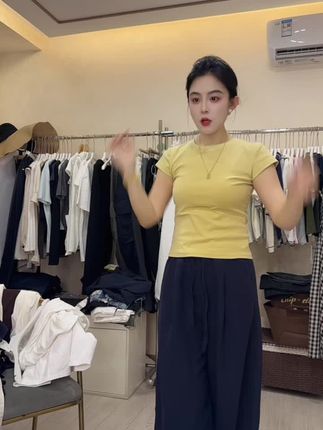 姐妹们,我身上这个短袖超级百搭呀!姜黄色、藏青色、白色、这三个颜色必入的!怎么去搭配都不会出错的一款短袖#短袖推荐