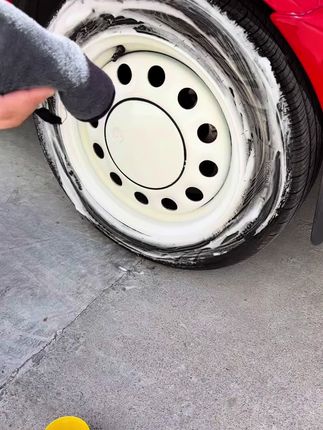 今天用多功能泡沫清洗剂养护轮胎#轮胎 #轮胎保养 #汽车