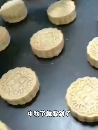 吃月饼就要吃这种会翻沙的双蛋黄莲蓉月饼,剥开这个皮啊,里面满满都是馅料!两个大大的咸蛋黄,咬一口还会爆油,搭配上莲蓉味的馅料,软糯香甜,吃起来真的太满足了。而且啊,每一个都是现做现发的,保证新鲜。还没吃过这种翻沙月饼的朋友一定要试一试!