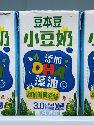哇塞,豆本豆居然出了小豆奶,还是专为小朋友设计的,一上新就是个羊毛价,到手一箱18瓶你看看才啥价,配料表干净,只有水、大豆,还添加了DHA藻油和叶黄素酯,每百ml还含3.0g原生植物蛋白,喝起来就是很纯正的豆香味,丝滑醇厚,一点也不甜腻,真的巨好喝,还是国货老品牌,大人小朋友都可以放心喝,趁划算快尝尝#豆本豆 #儿童豆奶 #豆奶 #豆本豆豆奶 #推荐