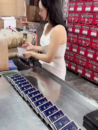 我们郑重推出厂家直发的扑克牌产品。为最大程度让利消费者,我们摒弃了传统销售模式中的多层中间环节,由厂家直接安排发货。这种模式不仅保证了产品的品质源头可追溯,更带来了极具竞争力的价格优势。目前,我们的扑克牌正在进行大力度的优惠促销活动,每副扑克牌的价格低至几毛钱,性价比超高,是您娱乐休闲、批量采购的不二之选。