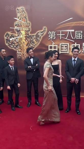 候场镜头抓拍明星人情冷暖,张颂文翻身农奴把歌唱,祝绪丹赵丽颖待遇天差地别#张颂文 #赵丽颖 #祝绪丹 #娱乐评论大赏 #内容启发搜索