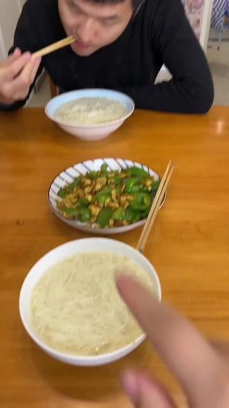 宝宝9个月后有扶站,扶走的表现了,就可以安排学步车了,做了很多功课,才选到这款大底盘又稳固的,防侧翻,防O型腿的学步车,还能秒变溜溜车和助步车 ,音乐早教盘一拿走也能秒变餐盘,给女儿安排的这个学步车真的太实用了#学步车 #10月龄宝宝#记录生活#溜溜车