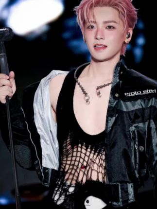 #侯明昊 #入青云 来了来了!侯明昊2026年度台历重磅登场。新的一年,让这份专属陪伴,开启你的每一天。