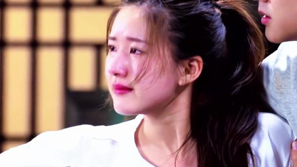 27岁满身伤痕!疼到不真实 被公司打骂、亲人离世、惊恐发作…她凭什么还能站起来?#人物故事 #许我耀眼 #演员 #娱乐圈 #赵露思