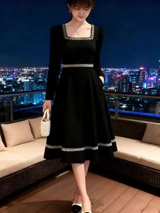 2025年新款小香织带赫本风连衣裙方领高级感显瘦遮肚子复古小黑裙#裙子 #时尚穿搭时尚穿搭时尚 #高档淡黄色连衣裙 #高定礼服
