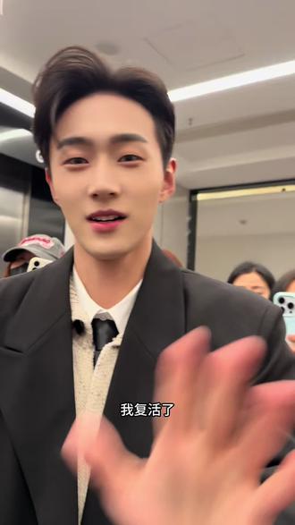 复活了复活了 看了五天广告终于复活了
@李卓扬 @我真不熬夜 开机大吉
#李卓扬 #07 #哥哥 #星坠时回响