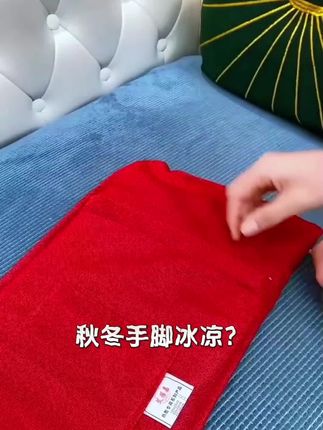 宁愿少打两圈麻将啊,也要买上这么一款海盐热敷包。这款海盐热敷包呢,是哪里不舒服你就敷哪里,尤其是女生每个月的那几天,和备孕的姐妹啊,你就这样敷敷肚子,家里有老人的,没事咱们就敷敷肩颈腰腿,你划开看一下啊,这里边呢?全是这种大颗粒的粗盐,而且咱们这个呢是高低两档可调节的,别看它便宜,做工面料呢都特别好,外套呢是棉麻面料,柔软又舒适,可拆卸清洗方便。现在呢厂家有优惠,每一单呢还赠送两片艾草包,赶紧点击下方链接吧!#海盐热敷袋 #居家好物 #好物推荐🔥 #强烈推荐 #实用好物 @DOU+上热门