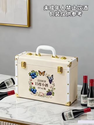 法国原酒晚安小酒 忙碌一天后,最惬意的莫过于睡前小酌一杯法国晚安小红酒。它从浪漫法国远道而来,原瓶进口保证品质。187ml小瓶装,一次喝完刚刚好,无需担心剩余浪费。15度酒精度,入口柔和不刺激,带着清新果香,单宁细腻,没有酸涩感 。抿上一口,微醺感渐起,一天疲惫随之消散,伴你酣甜入睡,快来把这份温柔美好带回家。 #好物分享 #强烈推荐 #好喝不贵#晚安小酒 #红酒