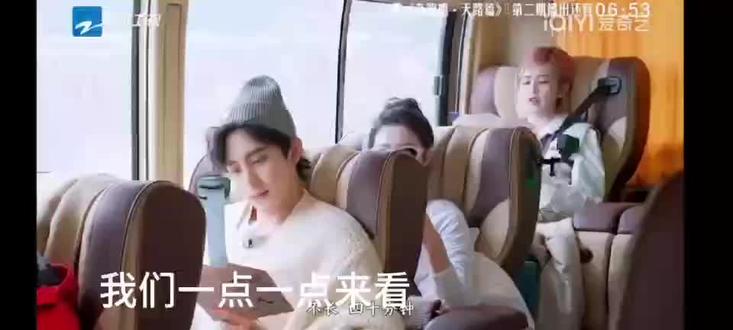 #奔跑吧#感谢以上明星出场
yyt你有考虑过让两个高反的老人开海拔4000的路有多危险吗?你有把艺人的命当命吗?
arp全程听安排被骂“故意去的豪华程度”“为了xx才去的豪华车”
原定的豪华车是zzl bl syq zzy 普通车是lc sy wcr arp
这样至少保证了每辆车有两个可以开车的(豪华车bl zzy 普通车lc arp)
然后bl说“严格意义上来说我们这辆车只有我们两个(bl zzy)能开 我们要不要换个人”
实在不行白老师你下次直接说syq你走吧 zzl是豪华车车主不能换 她和zzy可以开车不能换 那不就是想让syq出去然后arp进来吗?
然后最后搞得豪华车3个人都可以开 普通车严格意义上来说只有lc可以开