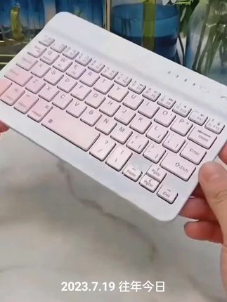 这个键盘真的很棒了,直接让我的平板变身生产力工具,打字速度嗖嗖的,关键是便宜一半还多,蓝牙连接超稳定,躺着趴着都能打字#蓝牙无线键盘 #键盘 #平板键盘