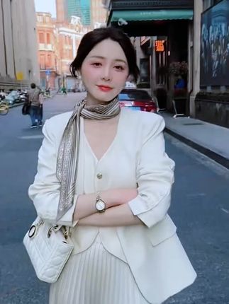 一见钟情,始于颜值,忠于人品“谈恋爱一定要从收到一束花和一场正式的告白开始”#高级感穿搭#早秋新款#回头率爆棚#又美又飒 #时髦精的ootd #显瘦显高显腿长