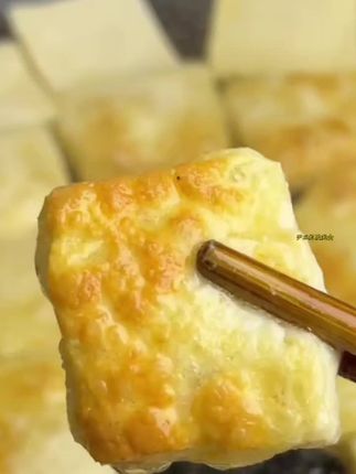 🔥🔥🔥 这个就是我们贵州人都爱吃的爆浆豆腐,它真的太香了!一定要去试一下,不管是烤着吃还是煎着吃都特别好吃,尤其是蘸上这个麻辣辣椒面,一口一个根本停不下来。它是那种又香又辣又嫩又滑的感觉,吃起来真的太过瘾了🔥🔥🔥