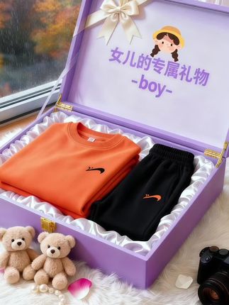 总觉得抱你的温度还在掌心,转眼你已能踮脚够到书架第三层。  曾为你整夜熬红的眼,如今看着你自己系鞋带的认真模样,倒生出几分恍惚。你开始说“妈妈我自己来”,会把画满太阳的纸偷偷塞进我包里,那些细碎的瞬间,像揉进时光里的糖。  不愿你走得太快,却又盼着你看更广阔的世界。只愿成长路上的风是暖的,雨是轻的,而我永远是你回头就能找到的港湾。 #创作灵感 #高品质童装 #谁穿谁好看 #高级感穿搭 #面料柔软舒适 @抖加🔥上热门🔥dou+🔥热点宝 @DOU+小助手