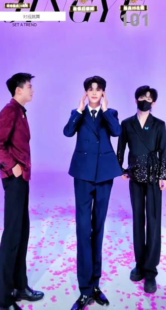 追着sha@鲸·峻伊🤍⁹²⁸ #鲸峻伊 @长鲸传媒 #长鲸传媒 @龙浩天团播号(鲸·渝101) 放过i人吧😂😂😂@抖音小助手 @DOU+小助手 #i人和e人的对比好明显 #谁懂i人 #抖音二创激励计划