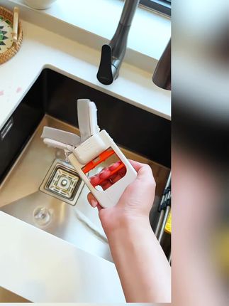 这个免手洗的小拖把,用完你就像我一样,直接这样一撕一粘,他又干净了。#厨房拖把去油吸水 #迷你折叠 #去油污 #吸水