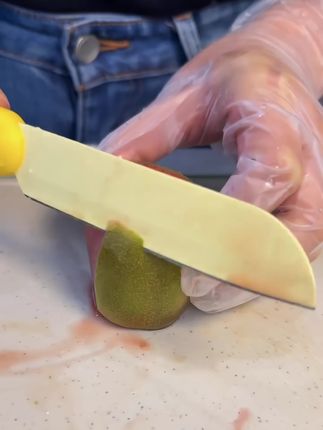 谁懂这一口的惊艳感😭!红心❤️猕猴桃也太好吃了吧!爆甜爆汁💦颜值天花板✨果肉细腻香甜,甜度直接拉满,口感绝了!完全颠覆我对猕猴桃的印象!巨巨巨上头,大人小孩都爱吃~家人们冲冲冲🔥#猕猴桃 #红心猕猴桃 #奇异果 #新鲜应季水果 #大人孩子都爱吃