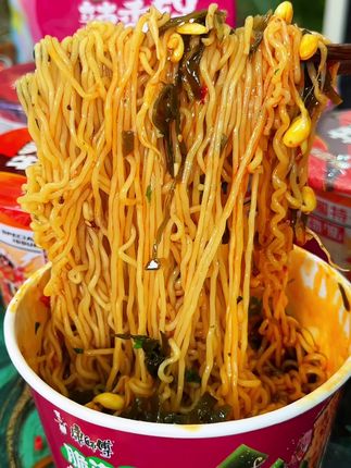一上架就卖断货的#康师傅 #香锅辣面 终于有货了,脆嫩的豆芽和海带丝搭配上劲道爽滑的面条,一口下去真能给人香懵了!#泡面推荐 #妈呀太香了