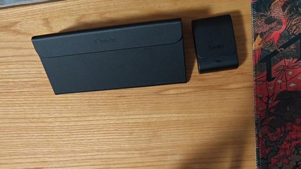 老用户上手千问G1:对比夸克G1,优缺点全坦白!
作为夸克G1的老用户,我实打实体验了一段时间千问G1,两款智能眼镜放在一起用,感受差别还挺明显的。今天不吹不黑,全是实测心得,把这款新品的优缺点一次性扒清楚。
先聊佩戴,这是千问G1最戳我的点。它的镜架明显更贴合我的脸型,戴上去舒适度拉满,一整天都不压鼻,整体观感也更协调好看。反观夸克G1,脸型适配度就稍逊一筹,单论佩戴颜值和贴合度,千问G1直接赢在第一印象。
再说说官方宣传的核心升级。当初冲着“大内存、后续更新取消摄像时长限制”入手,结果这个“饼”至今没兑现——摄像依旧是1080P分辨率,最长时长还是10分钟,属实有点让人失望,坐等官方赶紧落地优化吧。
不过长续航版本的体验确实加分。配套的换电仓完美解决续航焦虑,太实用了!整机皮质质感也很到位,摸上去精致高档,完全不输高端智能穿戴。更关键的是新增了Type-C直充,不用再专门带原装磁吸充电设备,出门便携性直接拉满,这个细节必须点赞。
但两款眼镜的共同老毛病还没改,就是断连bug。有时候摘下眼镜,设备还一直连着手机,没法自动断开,每次都得手动操作,体验感打了折扣,厂商能不能赶紧修修?
语音交互是另一大差异点。千问G1只有“你好,千问”“千问”“千问同学”三种唤醒词,我用夸克G1喊惯了“夸克同学”,上手初期总喊错,适应成本有点高。而且实测下来,它的语音唤醒灵敏度还不如老款夸克G1,安静环境偶尔都要喊两三次,复杂场景更拉胯。
最致命的硬伤,是收音和抗风噪。骑行时风噪超大,语音唤醒直接失灵,喊破喉咙都没用;日常通话时,对面根本听不清我的声音,收音模块确实还有很大优化空间,这也是智能眼镜普遍的短板。
最后聊聊影像。白天体验超棒,上下班骑行记录的画面清晰度拉满,镜头稳不晃不抖,日常记录完全够用,就是拍照别乱走动,不然容易糊成一团。夜间拍摄分情况:灯光充足时出片不错,色彩和清晰度都在线;但极暗环境下,拍照录像都糊到没细节,夜拍能力还得加油。
整体来看,千问G1虽有未兑现的升级、语音唤醒、风噪收音、极暗夜拍这些短板,但佩戴适配、质感、充电、续航这些升级都戳中日常痛点,而且性价比真的很高。作为亲民款智能眼镜,它很有潜力,真心盼厂商重视用户反馈,把这些问题一一优化!