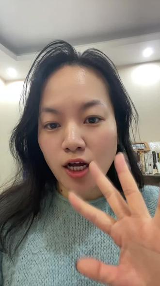 视频日记8|如何去除AI味 3个快速去AI味的方法
第一,替换口语化词汇,把AI里生硬的“综上所述”换成“最后我想说”,“由此可见”换成“其实你会发现”,贴合日常说话节奏;
第二,加入个人语气词,比如“说实话”“我亲测”“你们可以试试”,增加真实感;
第三,删减冗余句子,AI会写很多铺垫,直接删掉,保留核心干货,比如去掉“在当今AI普及的大环境下”,直接切入重点。
……………………
免费的AI内容监测+改写网站,不用注册或开会员,直接用:
第一个是Humanizer Tool,打开官网就能用,既能检测AI内容比例,又能一键改写自然,支持多语言,操作特别简单;
第二个是Paperzz,不仅能查重、查AI率,还能一键改写降AI味,免费额度完全够口播稿使用;
第三个是DeepL Write,它的改写不是简单换同义词,能保留原意还能优化语气,免费版足够普通人处理口播文案,进阶需求再考虑升级。
……………………对比见评论区
大家按需选择,配合前面的手动方法,效果翻倍。#干货分享 #去除ai写作痕迹 #去除ai痕迹 #有用的知识又增加啦 #视频日记