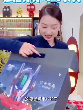 #400多个月大的男朋友,#把侄子的玩具整天玩的不亦乐乎,#他说这是他的童年梦#变形汽车#变形汽车玩具