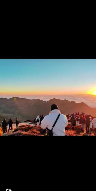 今年跨年不要到处跑啦,68块不仅包含跨年夜门票、电子氦气孔明灯祈愿,还能夜爬看2026第一缕日出,更有少林、武当等六大门派NPC陪你闯江湖。
#爬山 #登山 #看日出 #登上山顶看美景 #跨年夜