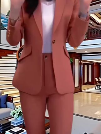 西装套装,女春秋高级感2025新款,休闲开叉小个子面试气质时尚小西服。