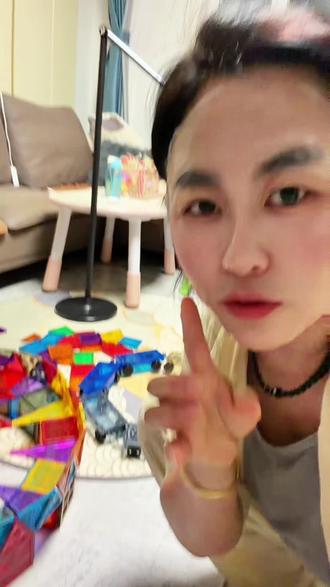 #磁力片#益智玩具#儿童玩具#颂伊#碎冰冰 这款磁力片属于价格不过百里面性价比很高的,孩子可以独立完成立体造型,如果第一次买磁力片,可以考虑入手,我女儿最爱玩的一款