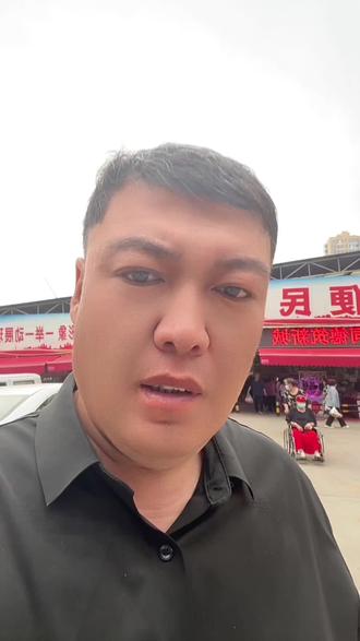 公园东街便民市场 公园东街便民市场是忻州城区最大的便民食品交易市场从最初的马路市场演变而来形成了规模化经营管理体系在这里每天的人流量数万人左右也算忻州流量最大的零售市场了吧