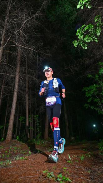 2026巴图鲁越野关门山100公里 原本是一条绿色天然的东北黑土地赛道,一夜风雨过后变成几百名巴图鲁勇士的噩梦,大家被狂风、暴雨、大雾、迷失、低温、泥泞……摧残折磨了一晚,最终在CP4苑家堡子熔断被完赛#越野跑 #巴图鲁越野 #关门山国家森林公园 #巴图鲁关门山越野赛
