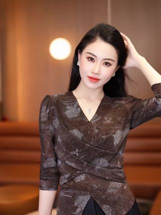 气质V领小衫,遮肉显瘦#高级气质感穿搭 #优雅气质 #时尚穿搭 #女人味穿搭