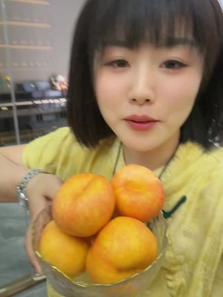 一年一季的黄油蟠桃又来了,马上就结束了,想买的三件五件勤去拍哇,可好吃可好吃了,不进冷库不打保鲜剂#黄油蟠桃熟了