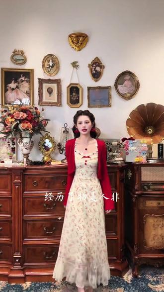 樱桃陷阱 红色开衫搭配碎花连衣裙 法式感拉满 手臂有肉肉的姐妹真的可以试试这件开衫
袖子是喇叭袖设计
刚好把手臂粗的地方遮住了
露出来的是手腕那一截
吊带长度可以调节
150到170的姐妹都能穿
碎花设计很法式的那种感觉
#法式穿搭 #碎花裙 #蕾丝拼接连衣裙 #红色开衫 #女人味连衣裙
