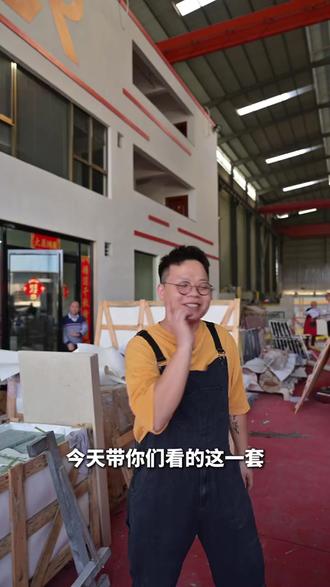 侃爷家同款设计!大牌壁炉我们一折拿下🔥 侃爷卡戴珊花40万买的壁炉,粉丝一折不到拿下了!💸
今天带大家看一套神仙颜值的“ZARA”壁炉!✨
这可是侃爷和卡戴珊家的同款设计,
原版要花40多万?在我们这,一折都不到就全搞定了!😎
拒绝盲目跟风“大尺寸”,今天带你感受什么叫“小而美”的极致:
📐 1. 谁说壁炉非要“大”?比例才是王道!
这大概是你们见过最精致小巧的壁炉了!
很多人以为壁炉越大越气派,其实真不是。
真正的定制,是要根据你家空间的实际长宽比来设计的。
这套干净利落的现代主义线条,没有一丝多余,
放在特定空间里,简直是恰到好处的高级。🏠
🪨 2. 材质封神:意大利罗马洞石
粉丝想要那种古朴复古的调调,我们直接锁定了这块石头!🇮🇹
它自带一种天然的大地色系底色,
表面那些天然的孔洞肌理感,根本不需要多余的修饰。
自带一种侘寂风和浓浓的艺术气息,质感直接拉满!🍂
🎨 3. 专属你的“高定”服务
不知道家里适合多大的尺寸?不知道选什么石头?
没关系,你只管把户型图、立面图和效果图发给我! 📝
想要经典的?我们有上千个案例库随便挑。
想要独一无二的?设计师根据你家元素做纯原创!
总之,你啥都不用管,剩下的交给我们。🤝
做壁炉,我们很认真。🔨
#壁炉 #大理石壁炉 #壁炉厂家 #壁炉设计 #法式装修