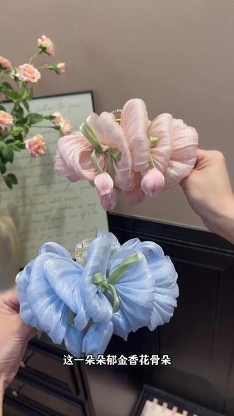 这款郁金香花朵抓夹真是美到我心坎了!夏天的发型有了它的加持上大分 #温柔气质盘发 #夏季盘发教程 #温柔气质发饰 #网红发饰造型 #仙女必备发型