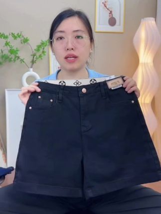 夏季高腰适中百搭水洗蓝色潮流牛仔短裤女款爆款2025新款牛仔短裤#新款上新 #时尚百搭 #谁穿谁好看