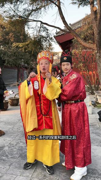 来开封不来开封府等于白来,现在新年开封府竟然也有门票+剧本游+南衙千秋月的夜间演出,白加黑在这里可以畅玩一整天只需要69.9,既能看演出又能和NPC互动找出谁才是幕后的那个黑手,就这福利开封府可是第一次上新赶紧来找包大人和展昭体验一下吧#演出现场视频分享给大家 #开封府 #开封府剧本游 #南衙千秋月 #穿着汉服走天下